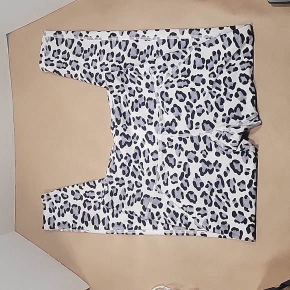 Betsey Johnson Cropped Yoga Pants, Snow Leopard Print, size XS. Gently Used Cond - Picture 1 of 8